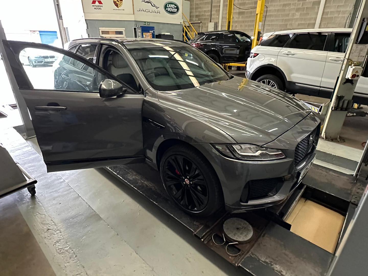 Jaguar diagnostic service at Mitsiland Manchester