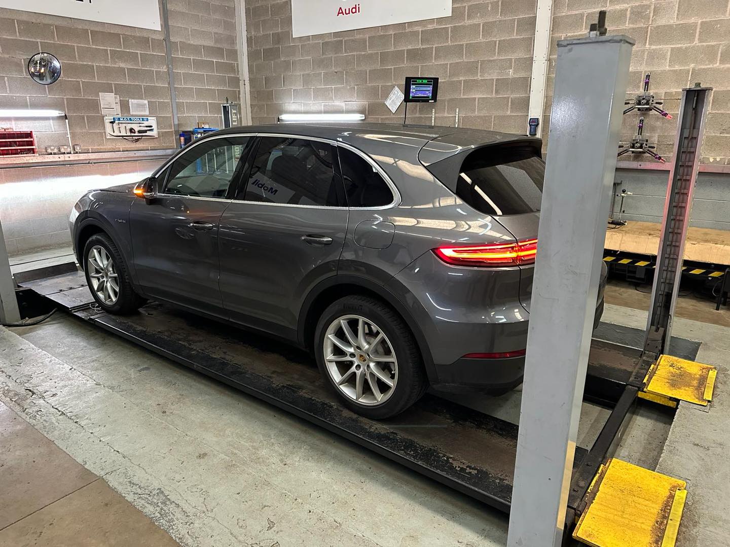 Porsche diagnostic service at Mitsiland Manchester